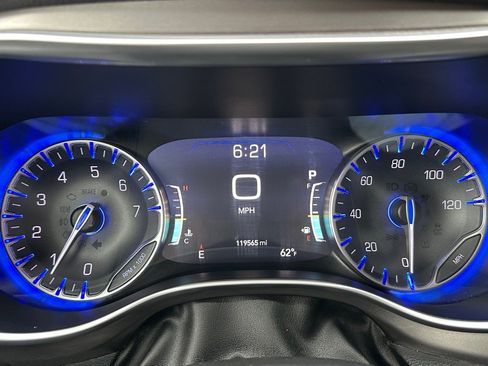 Used 2018 Chrysler Pacifica Limited FWD image 5