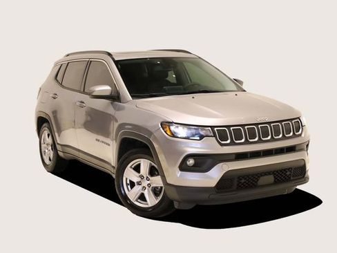Used 2022 Jeep Compass Latitude w/ Sun and Sound Group FWD image 2