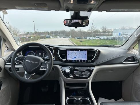 Used 2023 Chrysler Pacifica Limited image 5