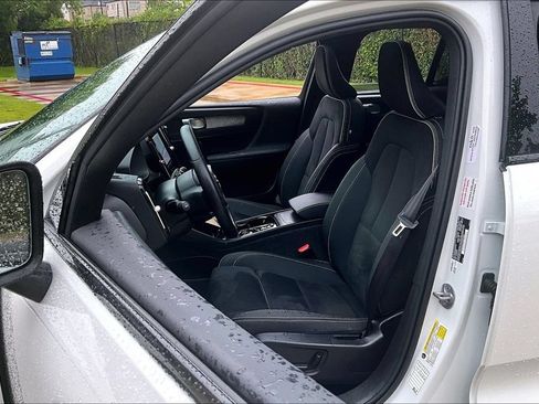 Certified 2025 Volvo XC40 B5 Plus AWD/4WD image 33