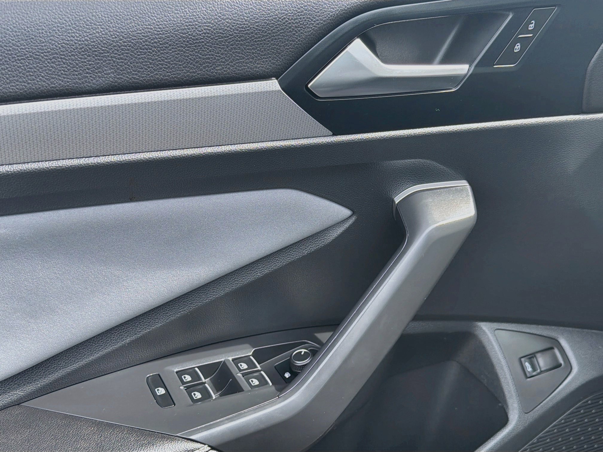 Used 2025 Volkswagen Jetta SE FWD image 15