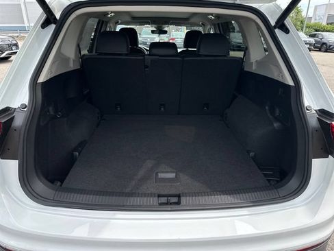 Certified 2024 Volkswagen Tiguan SE w/ Panoramic Sunroof Package AWD/4WD image 33