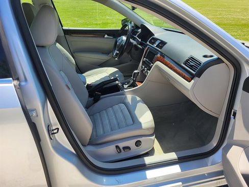 Used 2012 Volkswagen Passat 3.6 SEL Premium FWD image 12