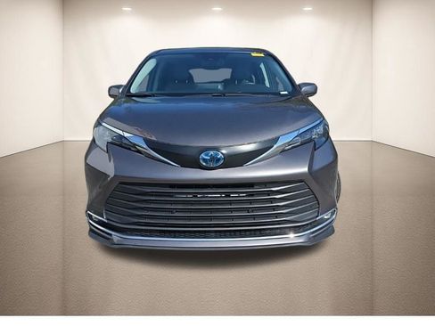 Used 2024 Toyota Sienna XLE image 12