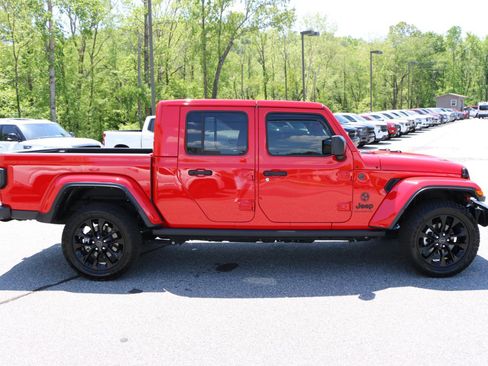 Used 2024 Jeep Gladiator Sport AWD/4WD image 9