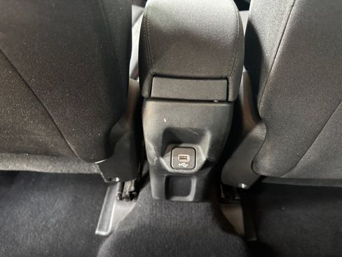 Used 2018 Jeep Renegade Latitude FWD image 24