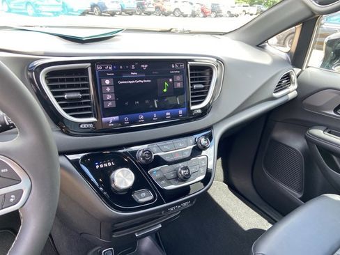 Used 2025 Chrysler Pacifica Select FWD image 23