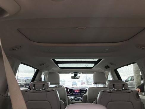 Used 2020 Chrysler Pacifica Limited image 22