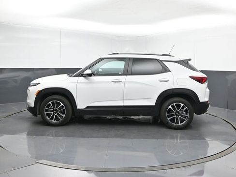 Used 2025 Chevrolet TrailBlazer LT w/ LT Cold Weather Package image 3