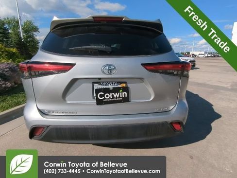 Used 2022 Toyota Highlander LE AWD/4WD image 5