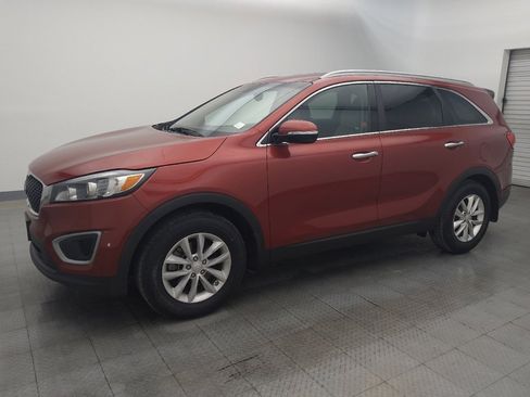 Used 2017 Kia Sorento LX w/ LX Convenience Package image 2