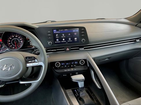 Used 2022 Hyundai Elantra SEL FWD image 9