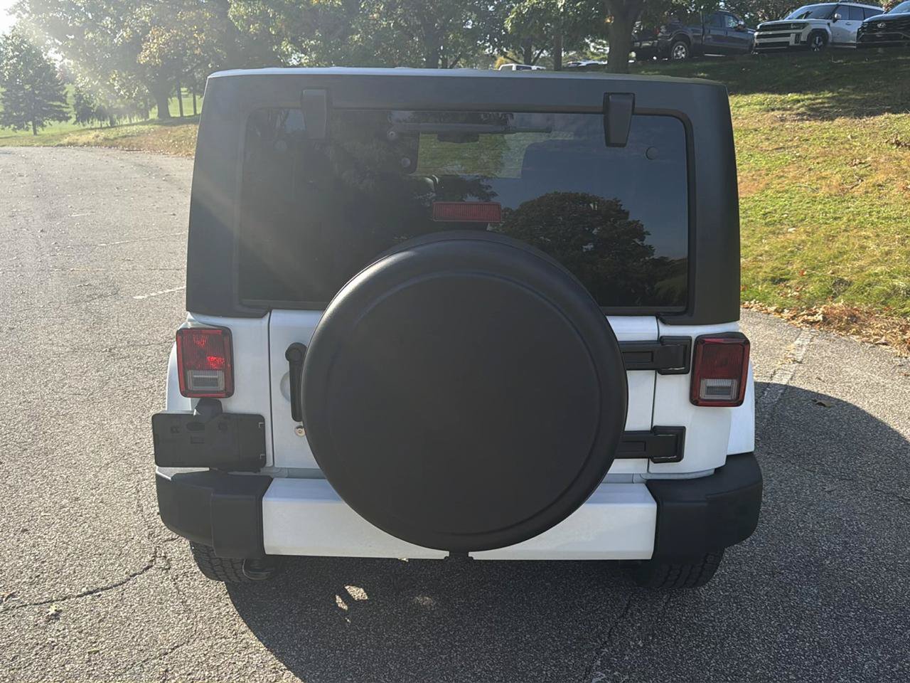 Used 2017 Jeep Wrangler Unlimited Sahara w/ Connectivity Group AWD/4WD image 3