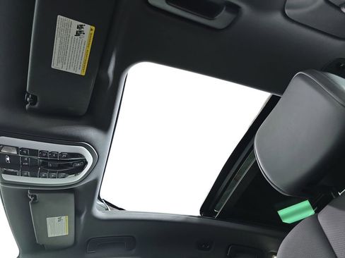 Certified 2025 Porsche Macan image 28