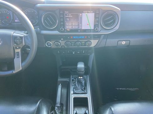 Used 2022 Toyota Tacoma TRD Sport w/ TRD Premium Sport Package AWD/4WD image 11