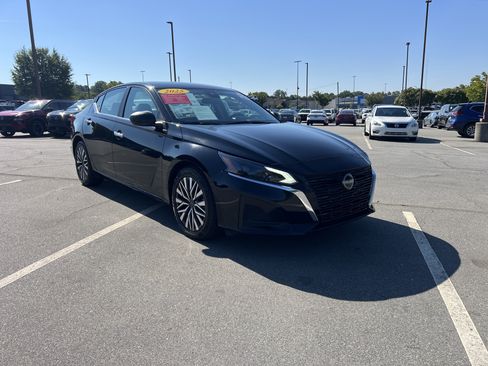 Certified 2025 Nissan Altima 2.5 SV FWD image 3