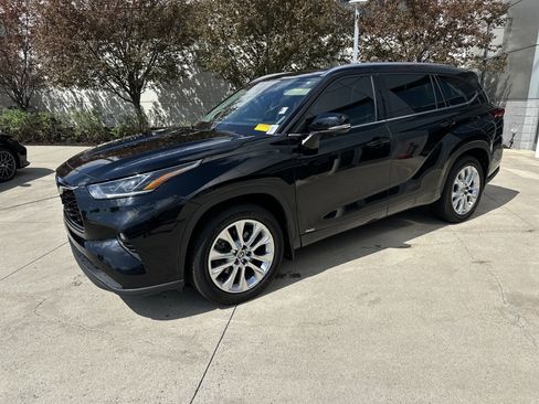 Used 2023 Toyota Highlander Limited image 3