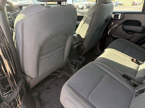 Used 2025 Jeep Gladiator Sport image 16