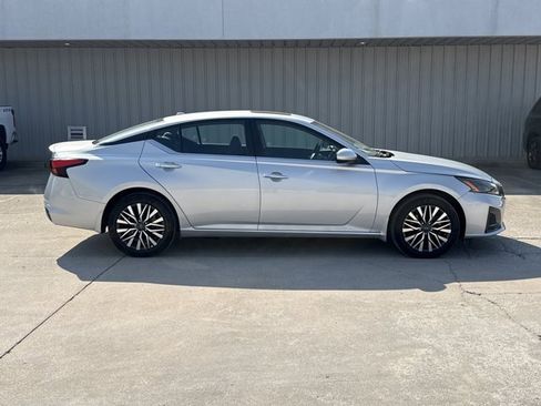 Used 2024 Nissan Altima 2.5 SV w/ SV Premium Package image 2