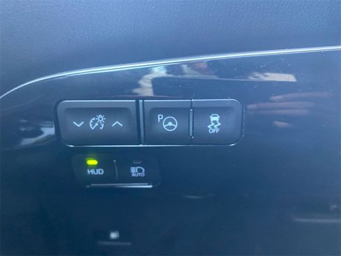 Used 2022 Toyota Prius XLE image 18