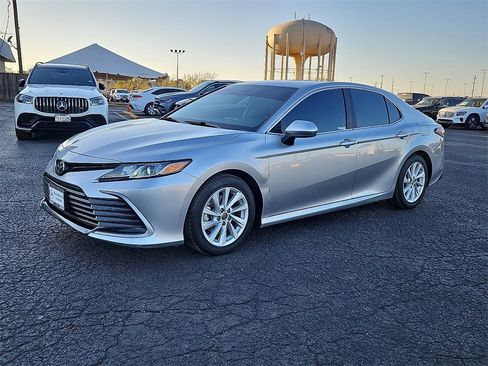 Used 2022 Toyota Camry LE image 2