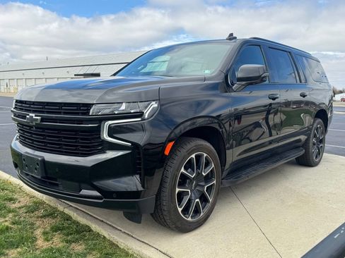 Used 2023 Chevrolet Suburban RST w/ Luxury Package image 3