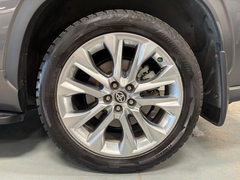Used 2023 Toyota Highlander Limited AWD/4WD image 10
