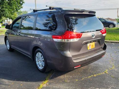Used 2013 Toyota Sienna XLE w/ Entertainment Pkg image 11