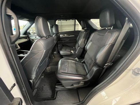 Used 2025 Ford Explorer ST image 19