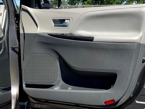 Used 2016 Toyota Sienna LE image 22