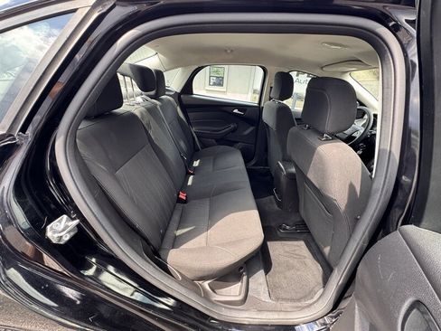 Used 2018 Ford Focus SE w/ SE Appearance Package FWD image 28