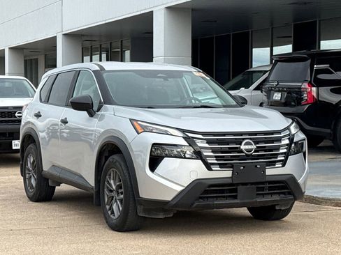 Used 2024 Nissan Rogue S image 2