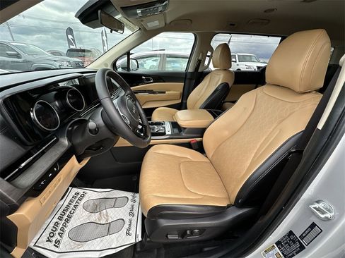 Used 2024 Kia Carnival EX image 11