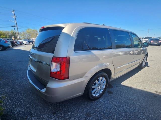 Used 2015 Chrysler Town & Country Touring FWD image 7