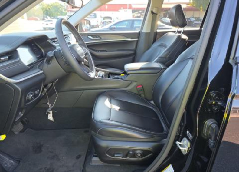 Used 2023 Jeep Grand Cherokee Limited w/ Black Appearance Package AWD/4WD image 8
