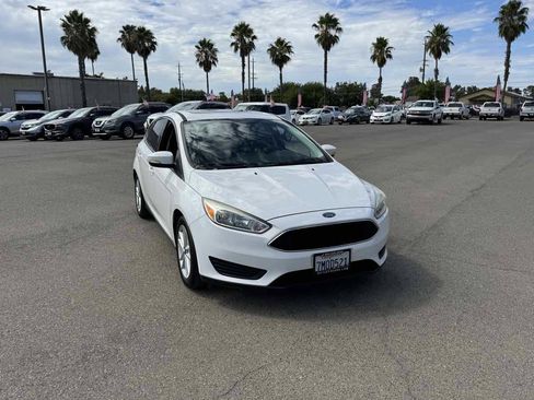 Used 2015 Ford Focus SE FWD image 3