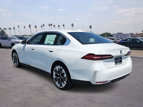 Used 2025 BMW 530i w/ Premium Package RWD image 7