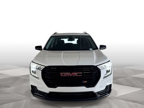 Used 2024 GMC Terrain SLE w/ Driver Convenience Package FWD image 3