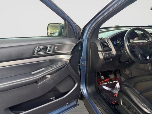 Used 2019 Ford Explorer XLT w/ Equipment Group 202A AWD/4WD image 11