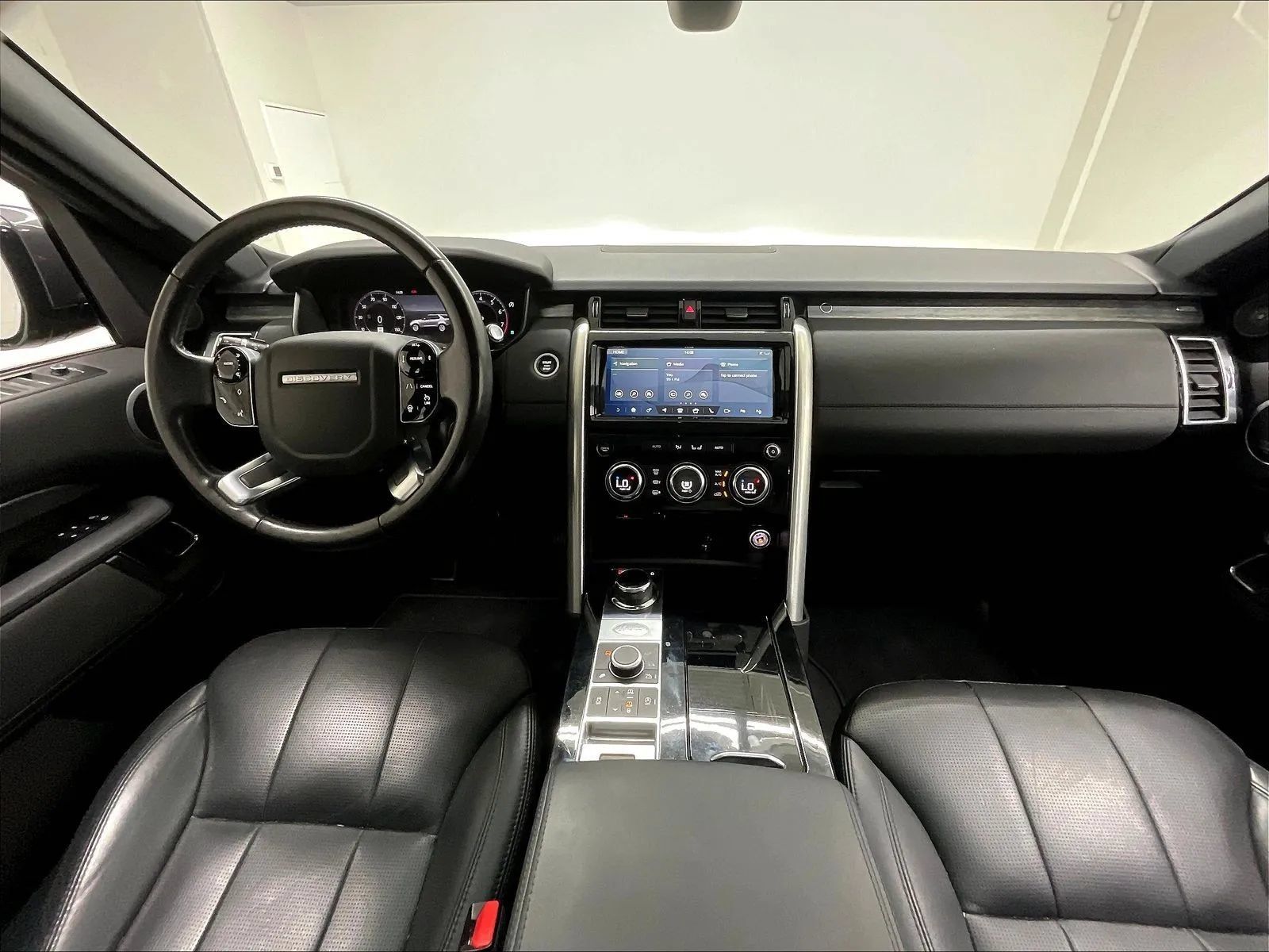 Used 2019 Land Rover Discovery HSE AWD/4WD image 2