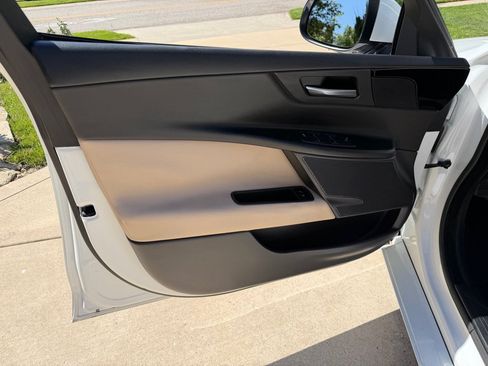 Used 2017 Jaguar XE RWD image 11