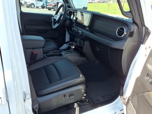 Used 2026 Jeep Wrangler Unlimited Sahara w/ Dual Top Group AWD/4WD image 17