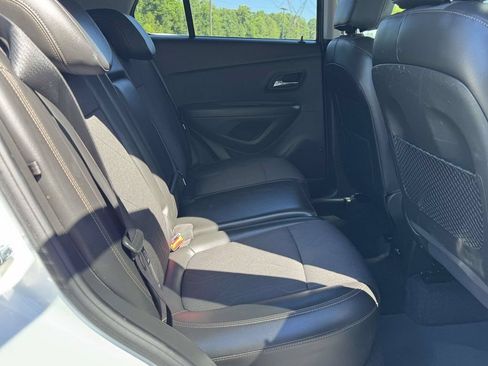 Used 2020 Chevrolet Trax LT w/ LT Convenience Package FWD image 16
