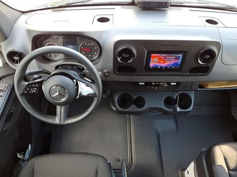 Used 2025 Mercedes-Benz Sprinter 2500 image 4