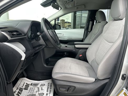 Used 2025 Toyota Sienna LE image 11