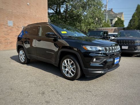 Used 2023 Jeep Compass Latitude AWD/4WD image 3