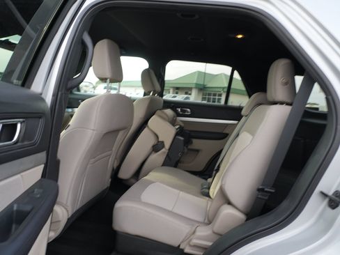 Used 2018 Ford Explorer 4WD w/ Class II Trailer Tow Package image 18