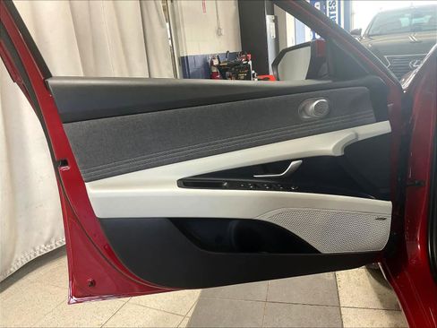 Used 2025 Hyundai Elantra Limited image 18