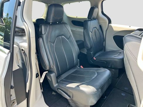Used 2018 Chrysler Pacifica Touring-L Plus FWD image 29