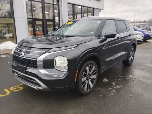 Used 2025 Mitsubishi Outlander SE image 4